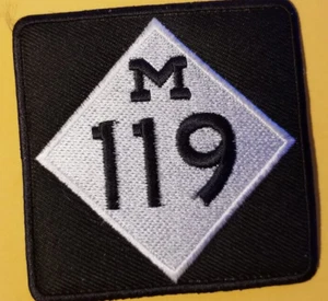 Parche bordado M 119 Michigan Detroit aprox 3x3" hierro y/o coser - Imagen 1 de 2