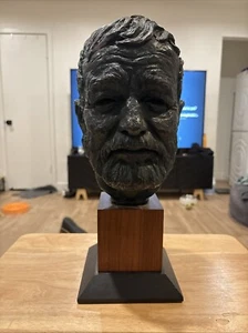 Gipsbüste von Ernest Hemingway in Bronzepatina. - Bild 1 von 6