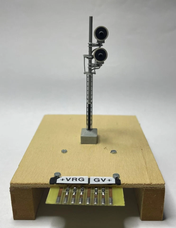 SEGNALE FS OTTONE a 2 vele luce a led scala H0 con stand - Immagine 1 di 4