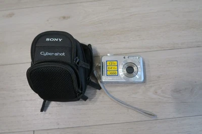 Sony Cyber-shot DSC-S700 Point & Shoot Digital Camera 7.2MP Silver - Image 1 of 4