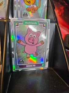 2025 Topps Chrome VeeFriends Silver Holo Refractor #12 Patient Pig - Bild 1 von 1
