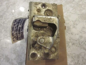 NOS MOPAR 1965 66 67 C BODY DODGE PLYMOUTH CHRYSLER RH REAR DOOR LATCH 2520724 - Picture 1 of 3
