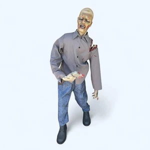 Spirit Halloween 5,4 pies Gerry Animatronic Zombie Prop Scary Halloween Prop - Imagen 1 de 12