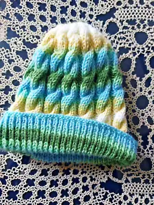 Un gorro varigado tejido a mano para niños pequeños 2/3 años en hilo DK - Imagen 1 de 1