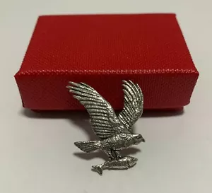 OSPREY WITH FISH PEWTER PIN BADGE ORGANZA BAG AND GIFT BOX OPTION BIRTHDAY XMAS - Foto 1 di 6