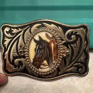 Vintage Pferde bemalter Kunststein Cabachon mit verzierter goldener Western Gürtelschnalle  - Bild 1 von 3