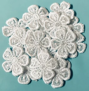 14x Silky White 30mm Sakura Flower Machine Embroidered Sew-On Applique Patch - Picture 1 of 3