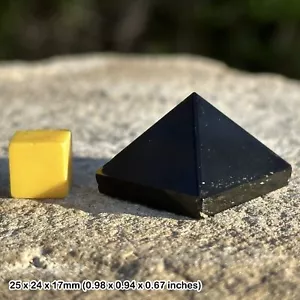 Schwarze Achatpyramide - schwarze Achatkristallpyramide, zum Schutz und zur Erdung - Bild 1 von 1