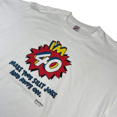 Camiseta blanca de colección Shoebox "I'm 40 Make Your Silly Joke And Move On" • EE. UU. • XL Foto 1 de 4