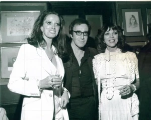 JACKIE COLLINS - PETER SELLERS - JOAN COLLINS - 10" x 8" Photo London mid 1970s - Picture 1 of 1