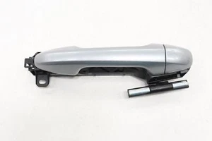 Toyota Tacoma 2019-2023 manija de puerta exterior trasera derecha OEM plateada_1D6 - Imagen 1 de 14