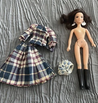 Muñeca Hasbro Dawn Morena Botas Negras Vintage Años 70 Conjunto Sin Oreja Verde Foto 1 de 4