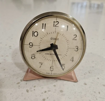 Reloj despertador Westclox America vintage de metal rosa para repuestos o reparación Foto 1 de 4