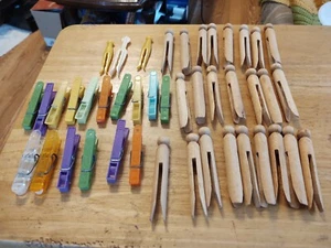 LOTTO DI SPILLE PER VESTITI IN LEGNO, PLASTICA E APERTE 43 totali - Foto 1 di 6