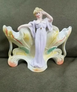 ANTIGUO JARRÓN ALEMÁN BISQUE PORCELANA ART NOUVEAU NINFA PÚRPURA MUJER con FLOR - Imagen 1 de 9