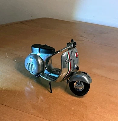Mini scooter Xonex Vespa modelo fundido escala 1:12 edição de colecionador  - Imagem 1 de 4