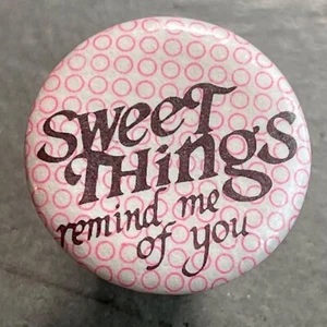 Vintage '80s pinback button SWEET THINGS REMIND ME OF YOU pin slogan badge 1" - Picture 1 of 2