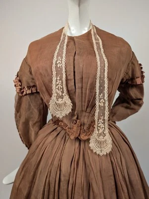 MID 19TH C ANTIQUE HAND MADE LACE LAPPET FOR DRESS - Image 1 of 4