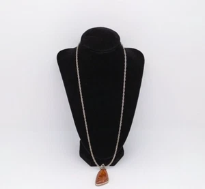 Großer Bernstein 925 Anhänger an einer silberfarbenen Kette - Bild 1 von 2