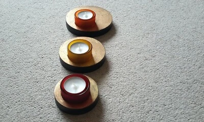 3 Teelichthalter Teelichter, Holzteller in Vintage-Optik, bunte Glastiegelchen - Bild 1 von 4