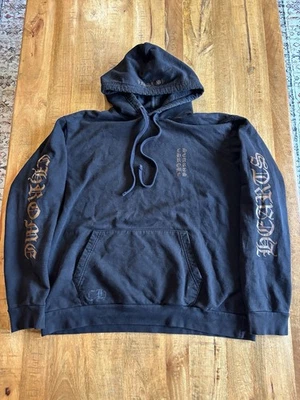 Sudadera con capucha con logotipo manga corazones cromados Foto 1 de 4