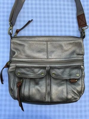 Bolso Bandolera FOSSIL Morgan Traveler Cuero Guijarro Dorado Compartimentos Foto 1 de 4