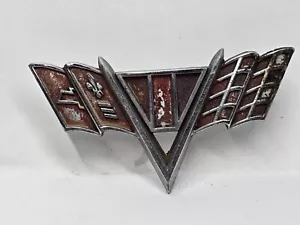 Distintivo emblema vintage OEM 64-67 Chevrolet Chevy bandiera V8 3840318 Impala Chevelle - Foto 1 di 5