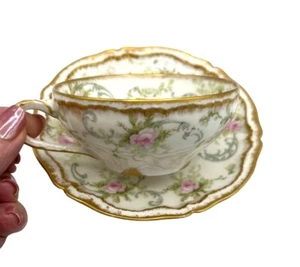 Antikes Limoges Bone China Tasse & Untertasse Set mit Goldrand & floralen Rosen Design - Bild 1 von 4