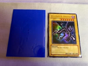 Yugioh Red-Eyes Black Dragon SDJ-001 Edición Ilimitada Ultra Raro 1996 con Funda - Imagen 1 de 4