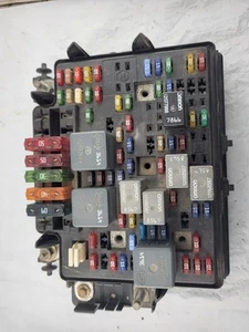 15328806-05 Chevy 2000 2001 2002 Silverado Fuse Box Engine Bay 1500 2500 OEM H28 - Picture 1 of 7
