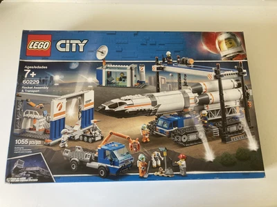 LEGO CITY 60229 ASTRONAUT & WORKERS FIGS ROCKET ASSEMBLY & TRANSPORT SET VINTAGE - Image 1 of 4