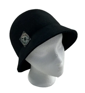 Cappello cloche lana Jaclyn Smith nero flapper tono argento medaglione retrò nuovo senza etichette - Foto 1 di 8