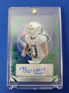 Fútbol americano Leaf Trinity 2024 Bucky Irving automático 1/25 verde claro - Imagen 1 de 2