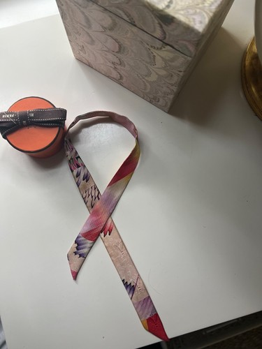 HERMÈS Bellissimo bracciale Hermes avvolgente in seta con bellissimi toni tramonto rosa lavanda