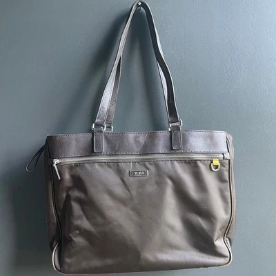Bolso de hombro grande de trabajo/viaje TUMI marrón de nailon con adornos de cuero Foto 1 de 4