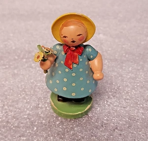 VINTAGE WOODEN GIRL WITH SPRING FLOWERS GERMAN ERZGEBIRGE WUK WENDT & KUHN - Picture 1 of 5