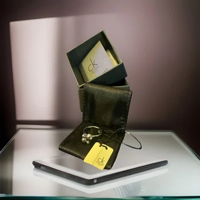 NUEVO CON ETIQUETAS ANILLO GIRATORIO DE PLATA CALVIN KLEIN TALLA 8 PRECIO DE VENTA SUGERIDO POR EL FABRICANTE $110 CERTIFICADO DE AUTENTICIDAD INCLUIDO Foto 1 de 4