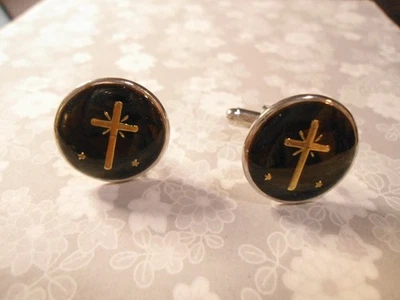 1 par de abotoaduras cruzadas banhadas a prata com cruz banhada a ouro em esmalte preto - Imagem 1 de 2