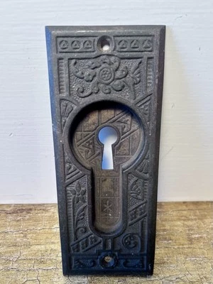 Single Antique Eastlake Escutcheon Keyhole Door Plate Hardware Scrolled Brass - Image 1 of 4