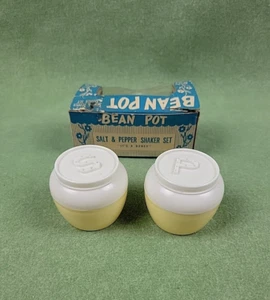 MCM Vintage Plastic Bean Pot Salt & Pepper Shakers Bee Plastics Cambridge Mass - Bild 1 von 11