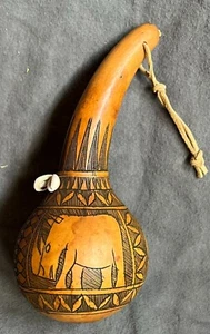 Alter afrikanischer handgeschnitzter Kürbis mit aufwendigen Motiven Geomerik & Tiere - Bild 1 von 7