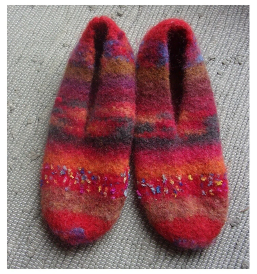 selbstgestickte Hausschuhe gefilzt Gr. 33/34 rot bunt - Bild 1 von 1