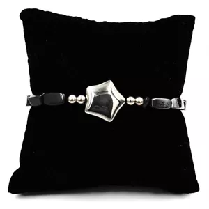 BRACCIALE UNISEX ELASTICO CON STELLA ARGENTO E GRANI DI EMATITE VINTAGE USATO - Foto 1 di 7