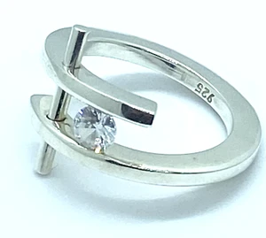 Anillo modernista de plata de ley/circonita cúbica 925 talla 8,75 - Imagen 1 de 8