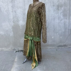 Antiguo Vestido de Encaje Floral Metálico Dorado Años 20 Verde Seda Lazo Manga Larga De Colección - Imagen 1 de 24
