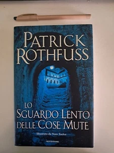 Patrick Rothfuss - LO SGUARDO LENTO DELLE COSE MUTE - Mondadori 2019 prima ediz. - Foto 1 di 2