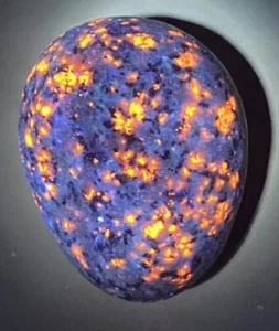 FLUORESCENT SODALITE ROCK FROM LAKE ONTARIO IN NEW YORK! FREE DOMESTIC SHIPPING! - Picture 1 of 5