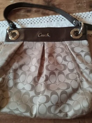 Bolsa tiracolo Coach Ashley Signature 3 cores hippie em excelente estado usado F18453 cáqui claro RARA - Imagem 1 de 4
