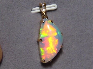 5.1 ct. Ethiopian Gem Opal and Diamond Pendant , 18 k Yellow Gold - Picture 1 of 10