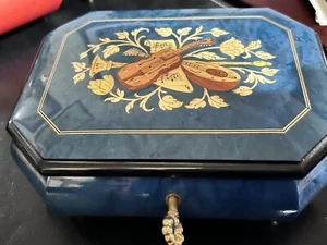 MADE IN ITALY EINGELEGTER SCHMUCK MUSIKBOX MIT SCHLOSS - Bild 1 von 7